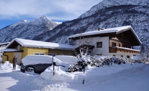 tirol-lechtal-holzgau-gruppenunterkunft-aussenansicht-winter
